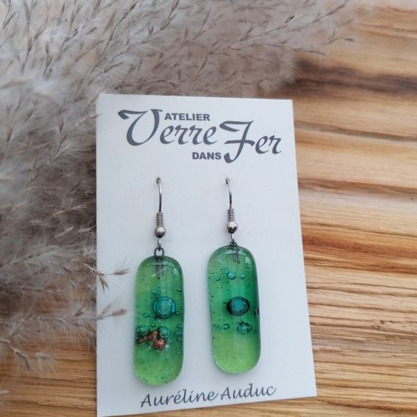 Boucles d’oreilles en verre fusionné de couleur verte, incrustée avec une bulle bleu turquoise