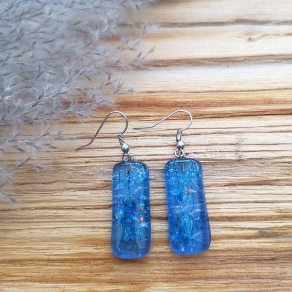Boucles d’oreilles en verre fusionné de couleur bleu ciel, incrustée avec une bulle bleu turquoise