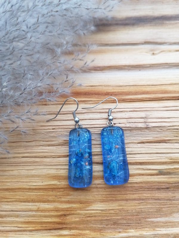 Boucles d'oreilles en verre fusionné de couleur bleu ciel, incrustée avec une bulle bleu turquoise - Image 2