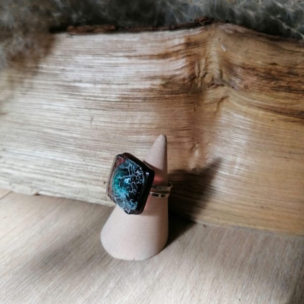 Bague en verre de couleur aubergine