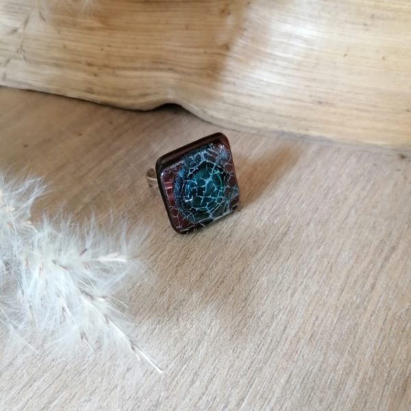 Bague en verre de couleur aubergine