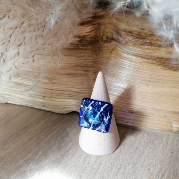 Bague en verre de couleur bleu, incrustée avec une bulle bleu turquoise