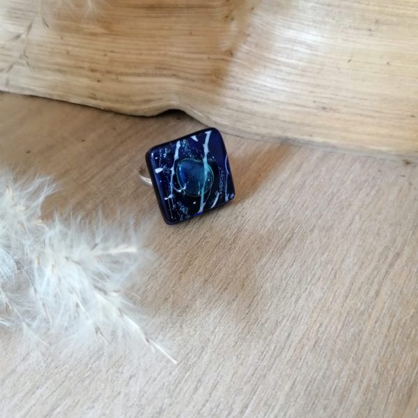 Bague en verre de couleur bleu, incrustée avec une bulle bleu turquoise
