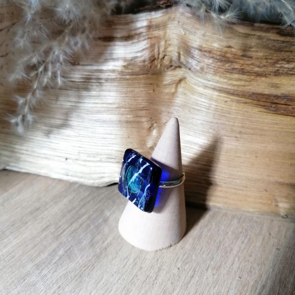Bague en verre de couleur bleu, incrustée avec une bulle bleu turquoise - Image 3