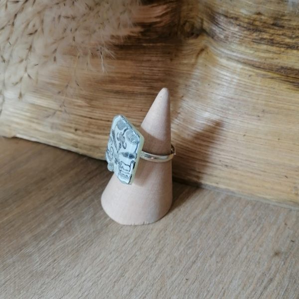 Bague en verre, motif graphique baroque