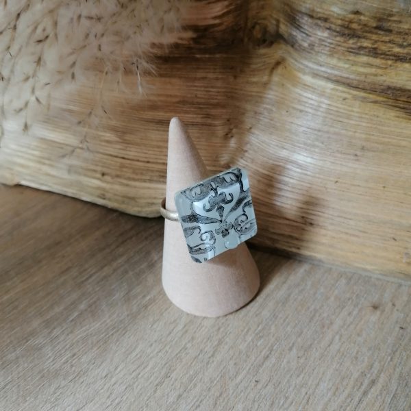 Bague en verre, motif graphique baroque - Image 3