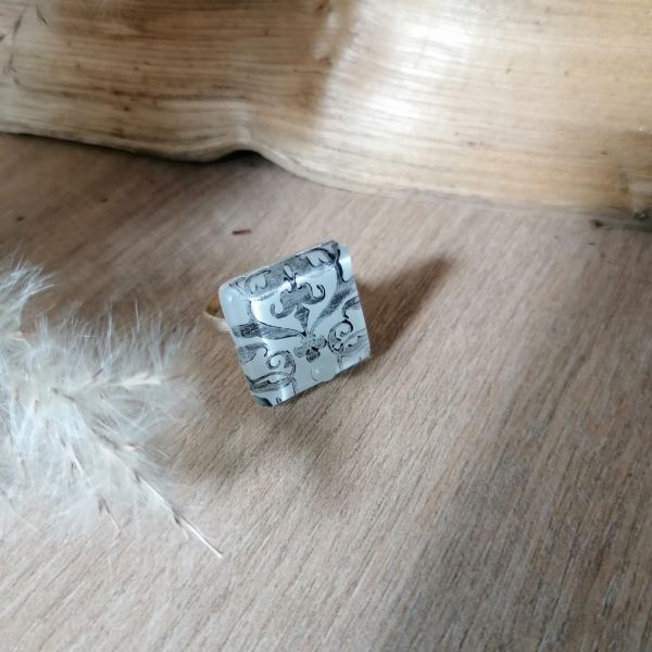Bague en verre, motif graphique baroque