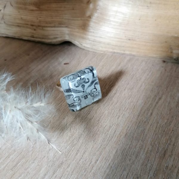 Bague en verre, motif graphique baroque