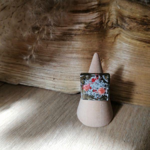 Bague en verre fusionné de couleur gris, incrustée avec une bulle rouge - Image 4