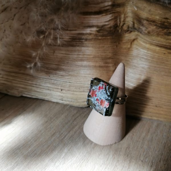 Bague en verre fusionné de couleur gris, incrustée avec une bulle rouge - Image 2