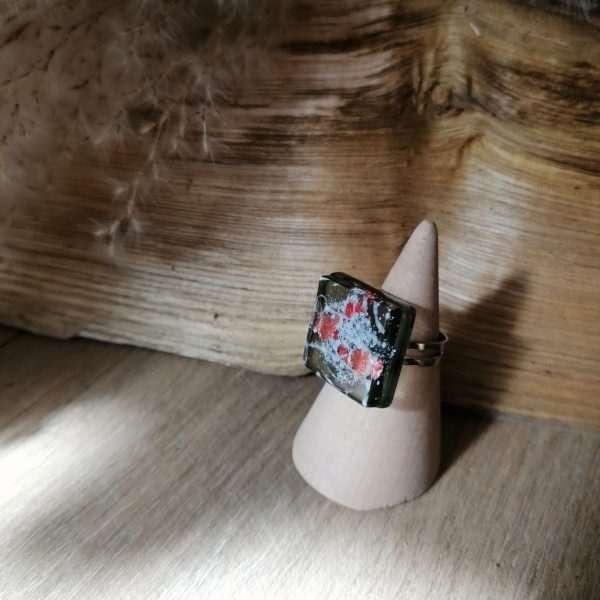 Bague en verre fusionné de couleur gris, incrustée avec une bulle rouge