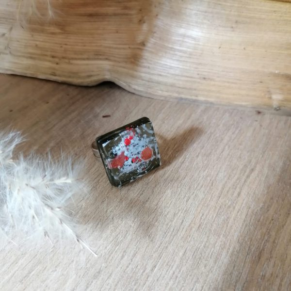 Bague en verre fusionné de couleur gris, incrustée avec une bulle rouge