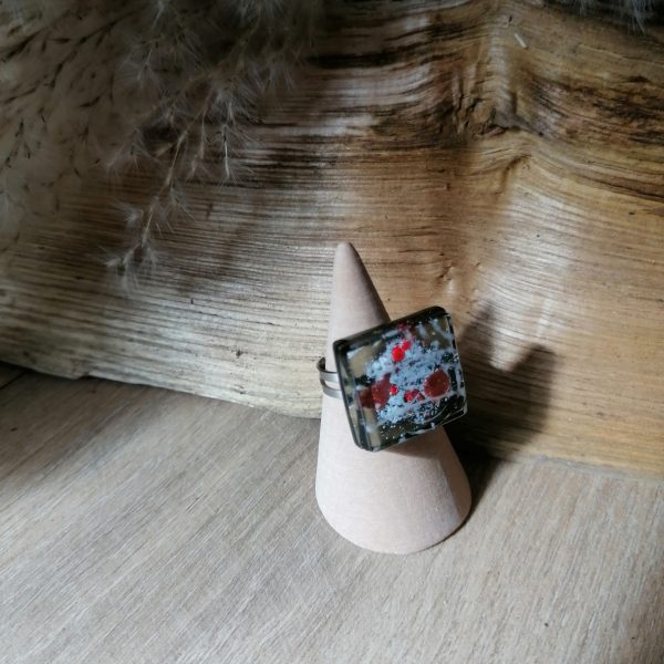 Bague en verre fusionné de couleur gris, incrustée avec une bulle rouge - Image 3
