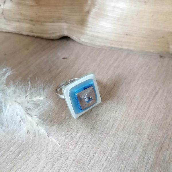 Bague en verre fusionné blanc, bleu, argent