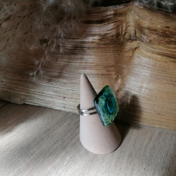 Bague en verre de couleur verte, incrustée avec une bulle bleu turquoise