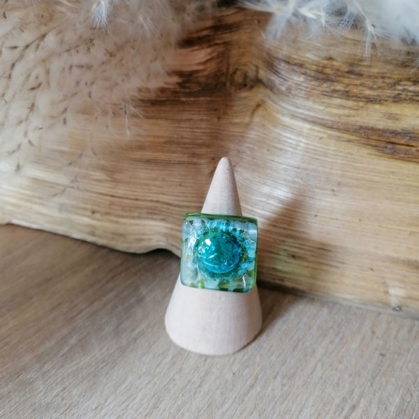 Bague en verre de couleur verte, incrustée avec une bulle bleu turquoise - Image 3