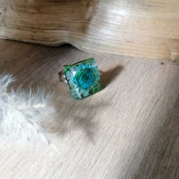 Bague en verre de couleur verte, incrustée avec une bulle bleu turquoise