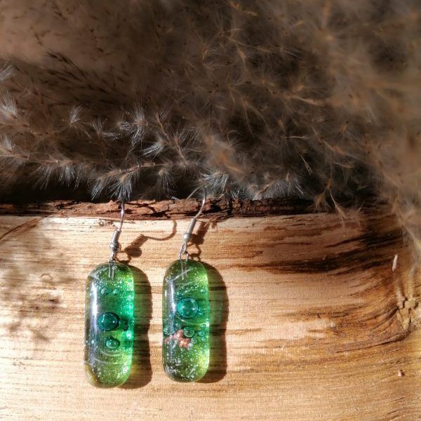 Boucles d’oreilles en verre fusionné de couleur verte, incrustée avec une bulle bleu turquoise