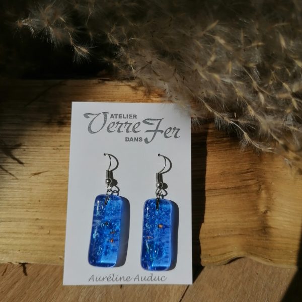 Boucles d'oreilles en verre fusionné de couleur bleu ciel, incrustée avec une bulle bleu turquoise - Image 3
