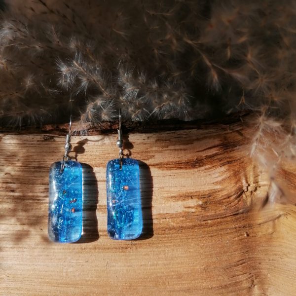 Boucles d’oreilles en verre fusionné de couleur bleu ciel, incrustée avec une bulle bleu turquoise