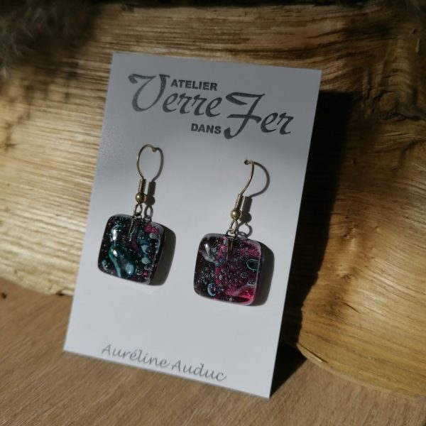 Boucles d’oreilles carrées en verre de couleur aubergine