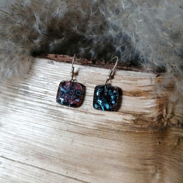 Boucles d’oreilles carrées en verre de couleur aubergine