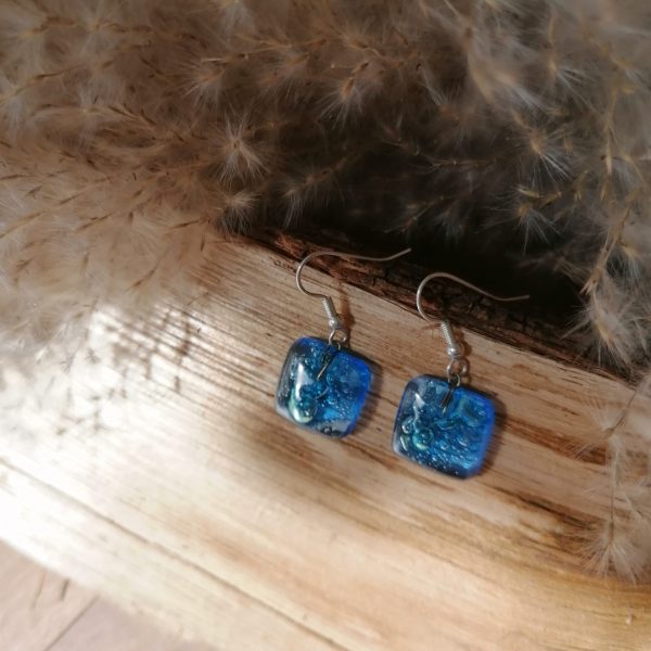 Boucles d’oreilles carrées en verre bleu ciel