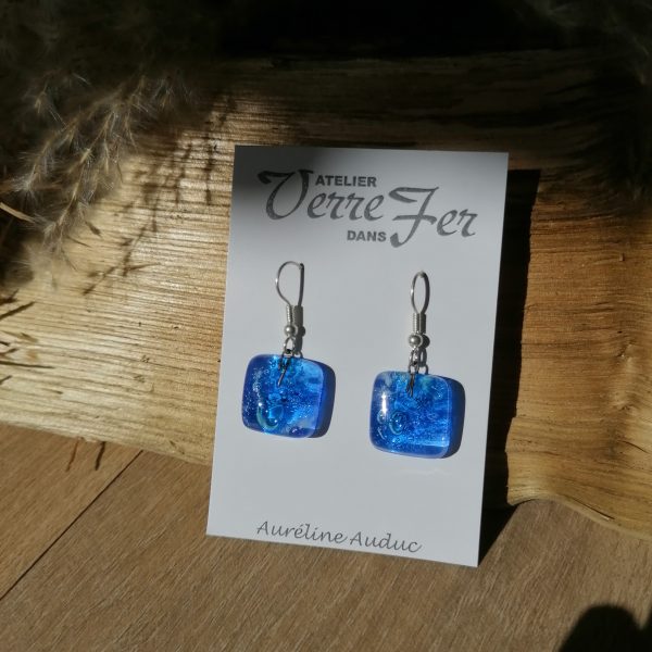 Boucles d'oreilles carrées en verre bleu ciel - Image 3