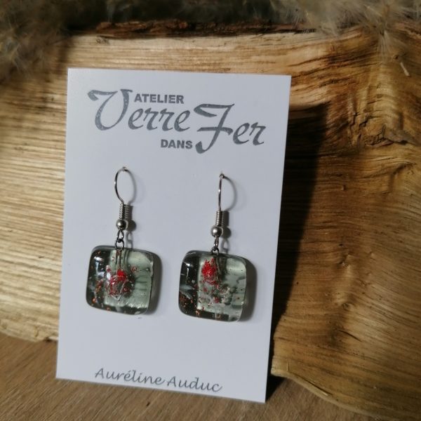 Boucles d'oreilles carrées en verre de couleur grise , incrustée de bulles rouges - Image 2