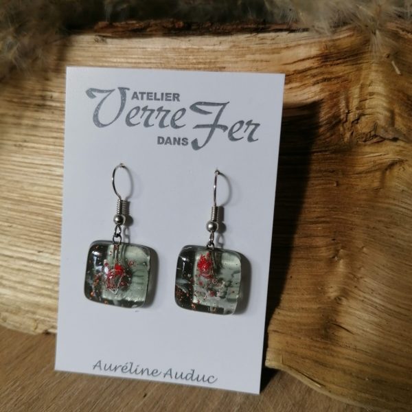 Boucles d’oreilles carrées en verre de couleur grise , incrustée de bulles rouges