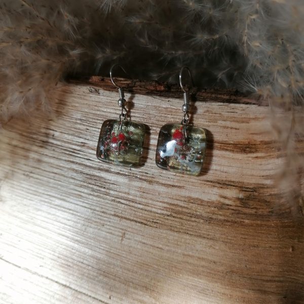 Boucles d'oreilles carrées en verre de couleur grise , incrustée de bulles rouges