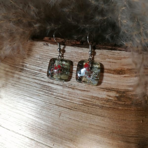 Boucles d’oreilles carrées en verre de couleur grise , incrustée de bulles rouges