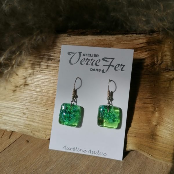 Boucles d’oreilles carrées en verre de couleur verte, incrustée avec une bulle bleu turquoise