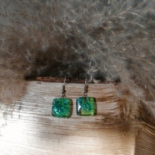 Boucles d’oreilles carrées en verre de couleur verte, incrustée avec une bulle bleu turquoise