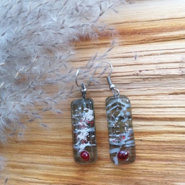 Boucles d’oreilles en verre fusionné de couleur grise, incrustée avec des bulles rouges