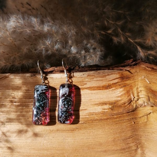 Boucles d’oreilles de couleur aubergine, incrustée de bulles bleus turquoisese