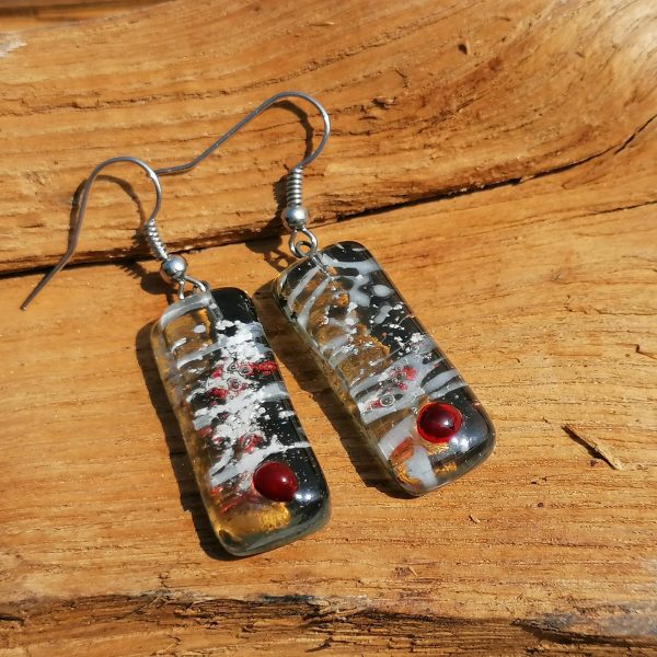 Boucles d’oreilles en verre fusionné de couleur grise, incrustée avec des bulles rouges