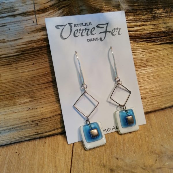 Boucles d’oreilles assemblées de couleur bleu, blanc, argent
