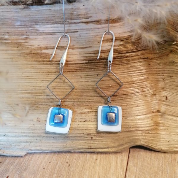 Boucles d’oreilles assemblées de couleur bleu, blanc, argent