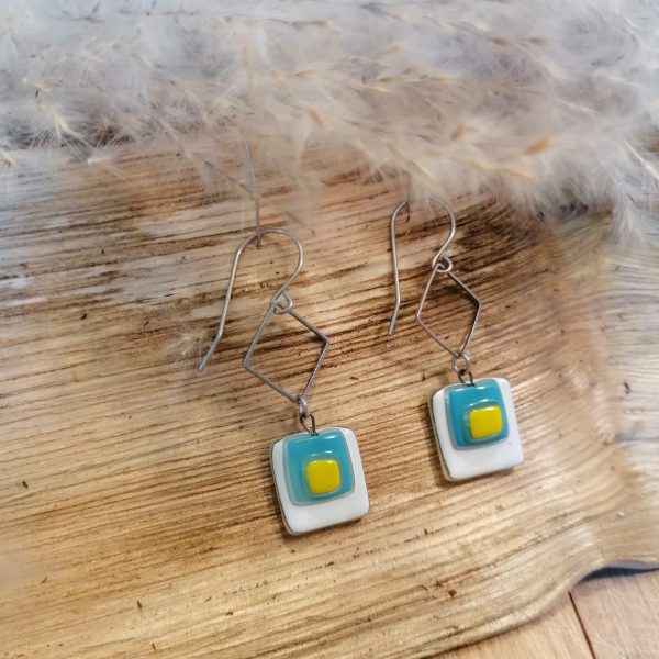 Boucles d’oreilles assemblées de couleur blanc, bleu, jaune