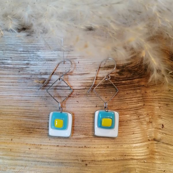 Boucles d’oreilles assemblées de couleur blanc, bleu, jaune