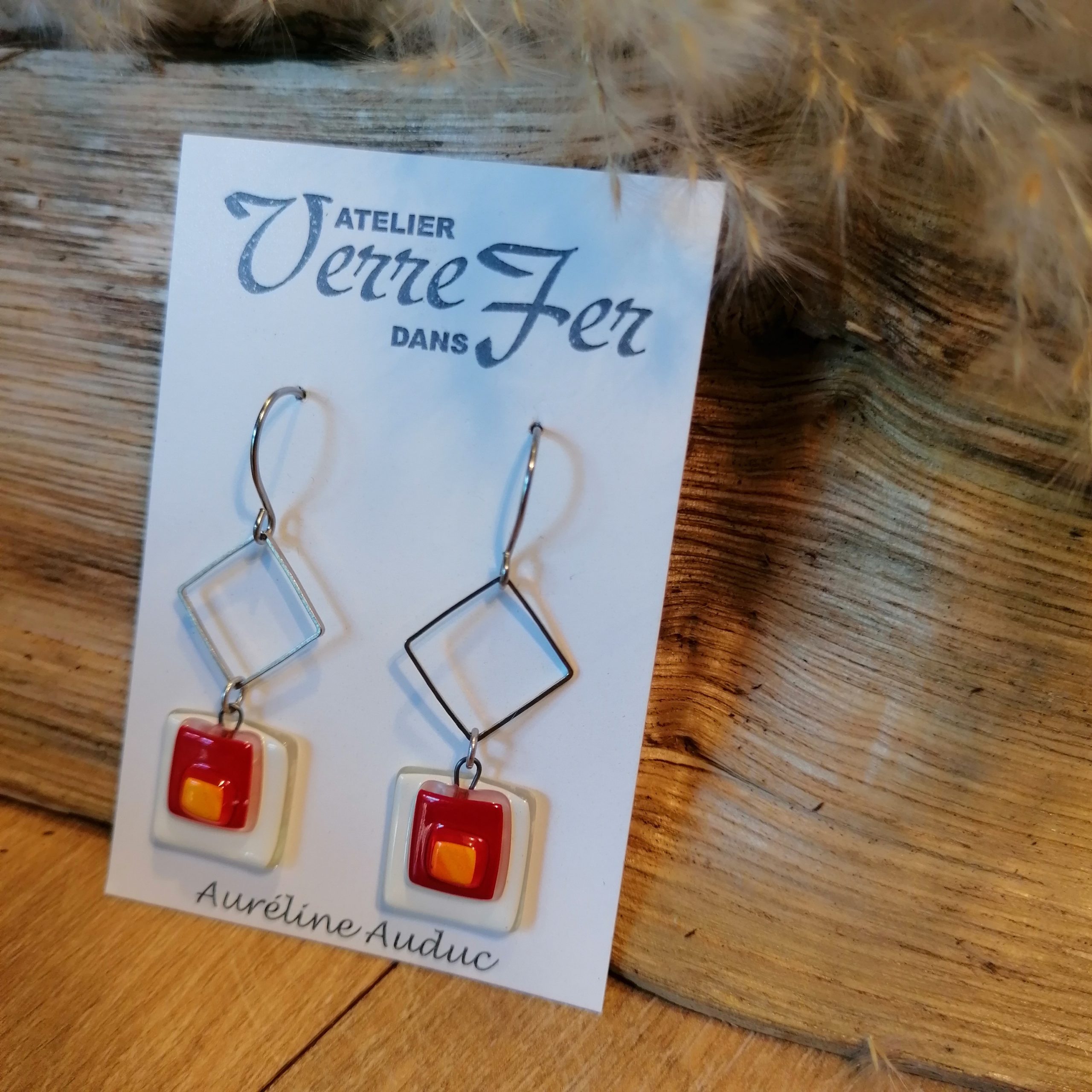 Boucles d'oreilles assemblées de couleur blanc, rouge, orange - Image 2