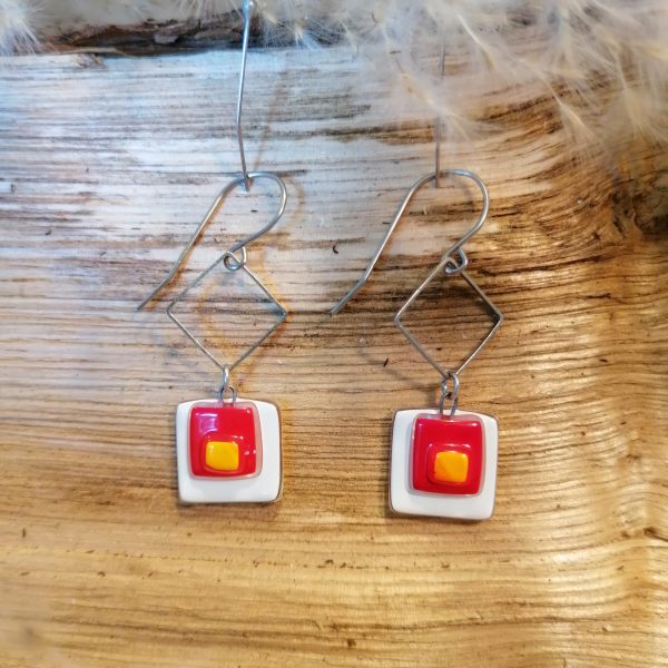 Boucles d’oreilles assemblées de couleur blanc, rouge, orange