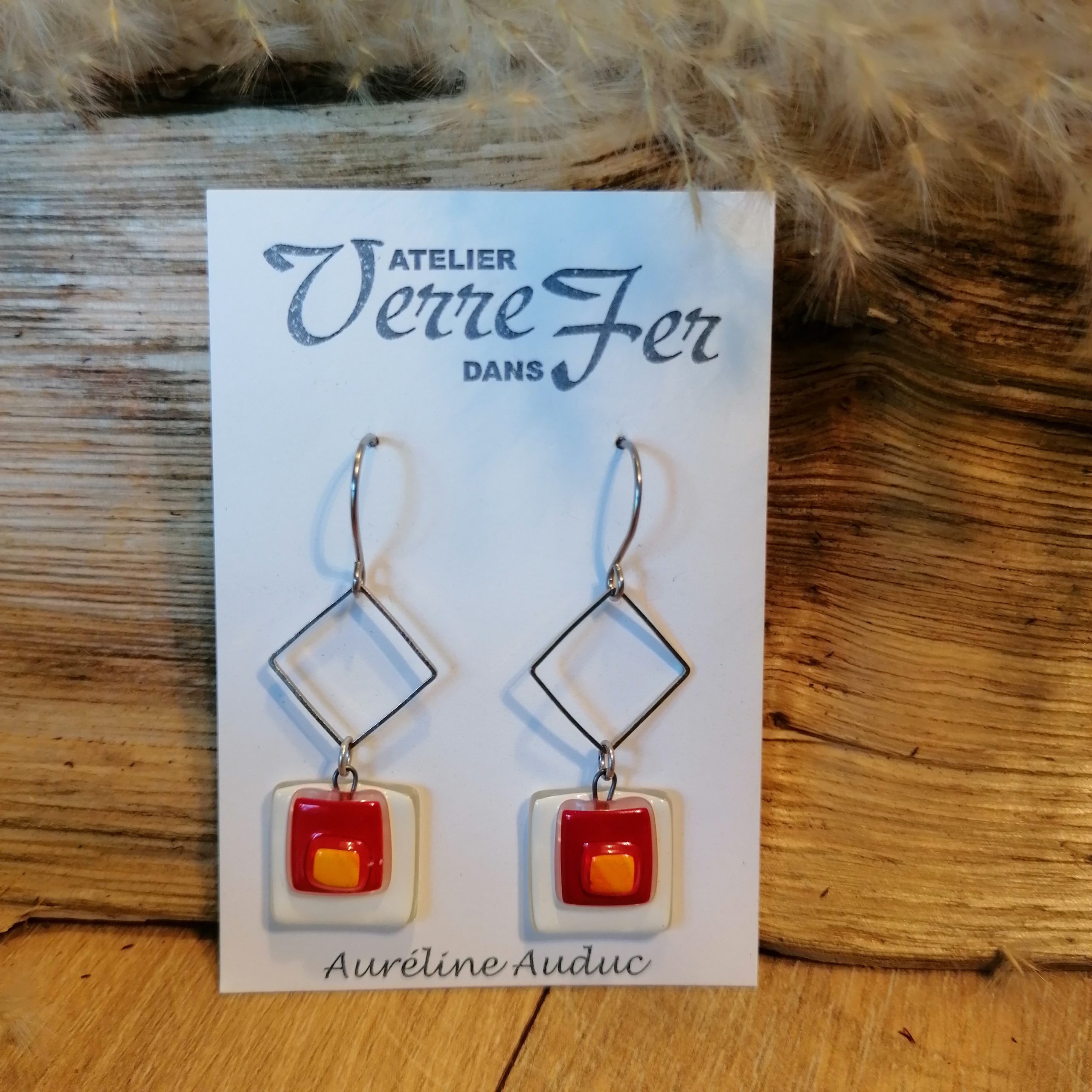 Boucles d'oreilles assemblées de couleur blanc, rouge, orange - Image 3