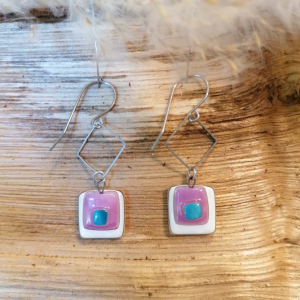 Boucles d’oreilles assemblées de couleur blanc, violet, bleu turquoise