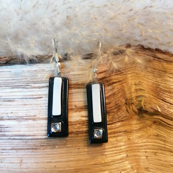 Boucles d’oreilles en verre fusionnée de couleur noir,blanc et perle de verre