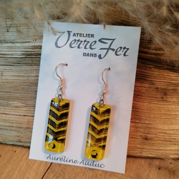 Boucles d’oreilles en verre fusionné de couleur jaune avec un travail de peinture graphique à l’intérieur