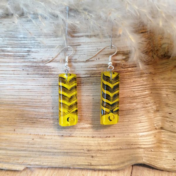 Boucles d’oreilles en verre fusionné de couleur jaune avec un travail de peinture graphique à l’intérieur
